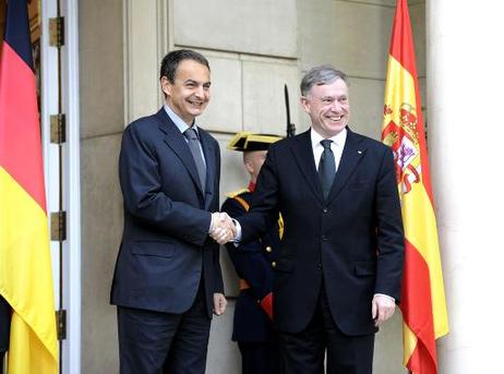 Bundespräsident Horst Köhler (r.) wird von José Luis Rodríguez Zapatero, Ministerpräsident Spaniens, zu einem Gespräch im Moncloa-Palast empfangen.