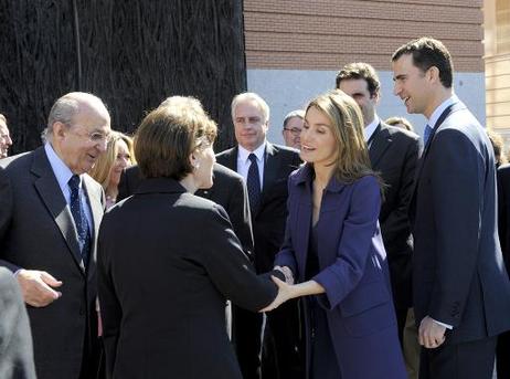 Eva Luise Köhler (l.) wird von Prinzessin Letizia und Kronprinz Felipe von Spanien (r.) vor dem Museo Nacional del Prado begrüßt.
