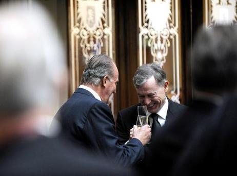 Bundespräsident Horst Köhler (r.) und König Juan Carlos I. bei einem Toast anlässlich eines Essens im Rahmen des deutsch-spanischen Forums in der Madrider Börse.