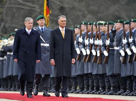 Bundespräsident Horst Köhler (l.) empfängt Aníbal Cavaco Silva, Präsident Portugals, mit militärischen Ehren im Schloss Bellevue.