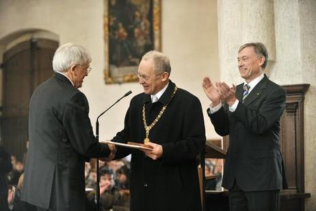 Bundespräsident Horst Köhler (r.) bei der Überreichung von Urkunde und Gedenksiegel des Freiheitspreises 1525 durch Ivo Holzinger, Oberbürgermeister von Memmingen, an den Schriftsteller und Lyriker Reiner Kunze (l.) in der Martinskirche.