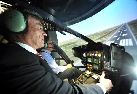 Bundespräsident Horst Köhler in einem Flug-Simulator (Helicopter EC 135) bei einem Besuch der Eurocopter Deutschland GmbH.