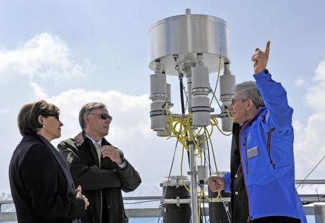 Bundespräsident Horst Köhler und seine Frau Eva Luise informieren sich auf der Zugspitze über die Forschungsarbeit der Umweltforschungsstation Schneefernerhaus.