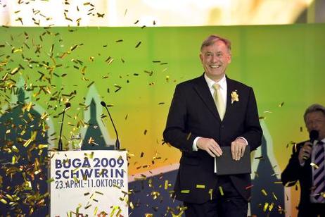 Bundespräsident Horst Köhler auf der Bühne im Gold(konfetti)-Regen bei der Eröffungsfeier der Bundesgartenschau.
