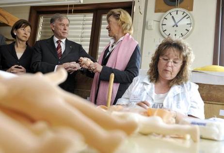 Bundespräsident Horst Köhler und seine Frau Eva Luise im Gespräch mit Andrea Christenson, Geschäftsführerin der Käthe Kruse Werkstätten(r.), bei einem Rundgang.