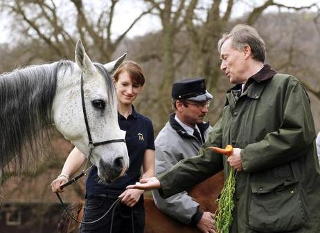 Bundespräsident Horst Köhler füttert ein Pferd mit einer Mohrrübe beim Besuch des Haupt- und Landgestüts Marbach.