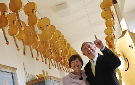 Bundespräsident Horst Köhler und seine Frau Eva Luise in der Staatlichen Berufsfachschule für Geigenbau und Zupfinstrumentenmacher Mittenwald.