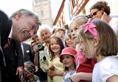 Bundespräsident Horst Köhler unterhält sich mit kleinen Mädchen bei einem Stadtrundgang.