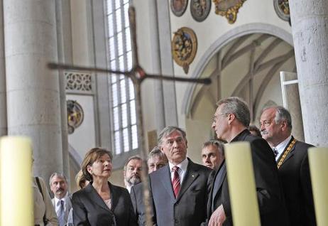 Bundespräsident Horst Köhler (M.r.) und seine Frau Eva Luise (l.) im Gespräch in der St.-Georgs-Kirche .