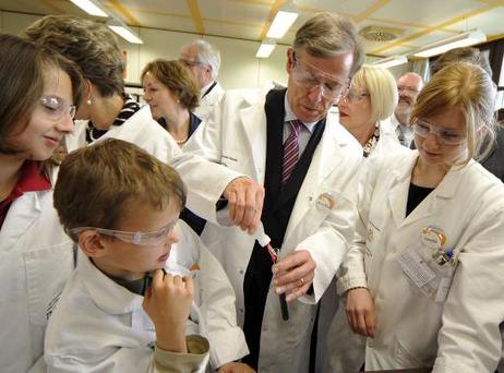 Bundespräsident Horst Köhler bei einem chemischen Experiment mit Schülern im Chemielabor der Hochschule Reutlingen.
