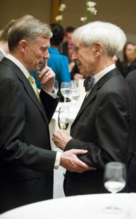 Bundespräsident Horst Köhler im Gespräch mit dem Pädagogenam Rande eines Empfangs in der Landesvertretung Baden-Württemberg anlässlich des Gründungsjubiläums des Bundeslandes.