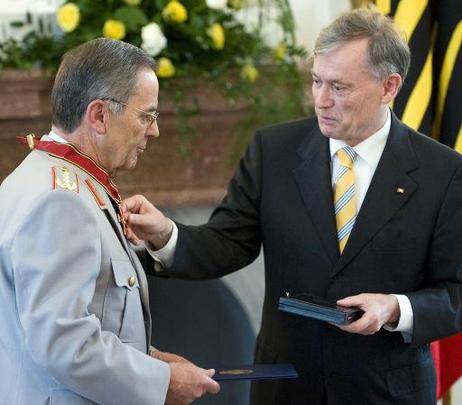 Bundespräsident Horst Köhler (r.) verleiht Wolfgang Schneiderhan, Generalinspekteur der Bundeswehr, im Schloss Bellevue das Große Verdienstkreuz des Verdienstordens der Bundesrepublik Deutschland.