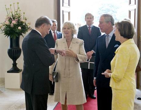 Bundespräsident Horst Köhler (l.) und seine Frau Eva Luise (r.) empfangen Prinz Charles und dessen Frau Camilla im Schloss Bellevue.