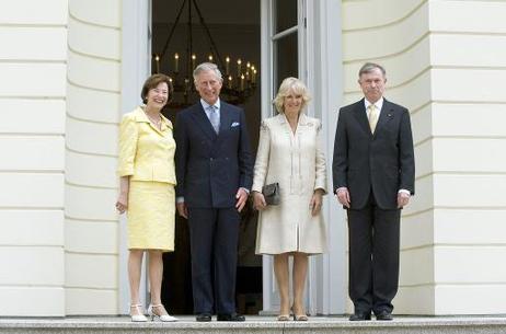Bundespräsident Horst Köhler (r) und seine Frau Eva Luise (l) empfangen Prinz Charles und dessen Frau Camilla im Schloss Bellevue.