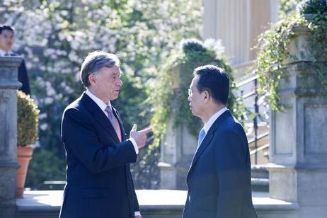 Bundespräsident Horst Köhler (l.) im Gespräch mit Han Seung-soo, Premierminister Südkoreas, vor dem Gästehaus der Landesregierung Niedersachsens am Rande der Eröffnung der Hannover-Messe.