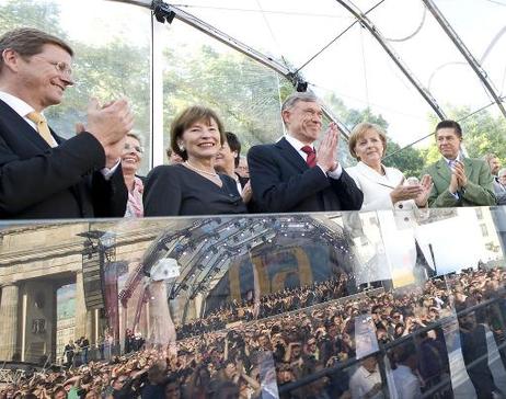 Bundespräsident Horst Köhler (M.) und seine Frau Eva Luise auf einer Tribüne am Brandenburger Tor (l.: Guido Westerwelle, Vorsitzender der FDP; r.: Bundeskanzlerin Angela Merkel und ihr Mann Joachim Sauer).