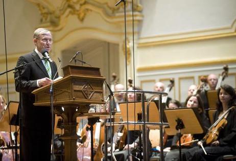 Bundespräsident Horst Köhler während eines Grußwortes aus Anlass des Benefizkonzertes des Bundespräsidenten mit den Philharmonikern Hamburg.