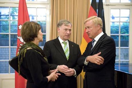 Bundespräsident Horst Köhler und seine Frau Eva Luise im Gespräch mit Ole von Beust, Erster Bürgermeister Hamburgs, am Rande eines Benefizkonzertes des Bundespräsidenten mit den Philharmonikern Hamburg.