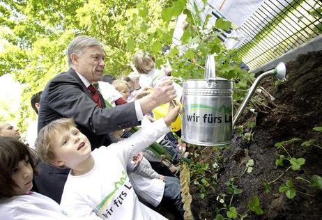 Bundespräsident Horst Köhler hilft einem Kind beim Gießen eines neubepflanzten Hochbeetes bei einem Besuch der Kita "Pelikan" anlässlich des Auftakts der Aktion "Wir fürs Land" des Bundes der Deutschen Landjugend.