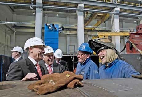 Bundespräsident Horst Köhler (l.) im Gespräch mit Mitarbeitern der Förderanlagen und Baumaschinen GmbH (FAM) bei einem Rundgang durch den Betrieb (2.v.l.: Wolfgang Böhmer, Ministerpräsident von Sachsen-Anhalt).