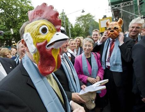 Bundespräsident Horst Köhler mit einer Hahn-Maske der Bremer Stadtmusikanten bei einem Rundgang in der Innenstadt.