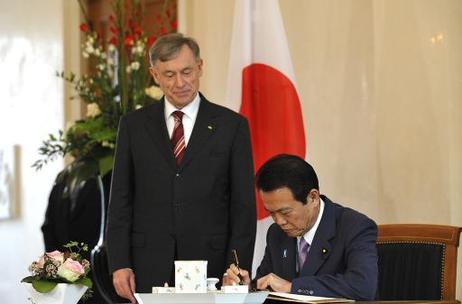 Bundespräsident Horst Köhler (r.) empfängt Taro Aso, Premierminister Japans (trägt sich in das Gästebuch ein), zu einem Gespräch im Schloss Bellevue.
