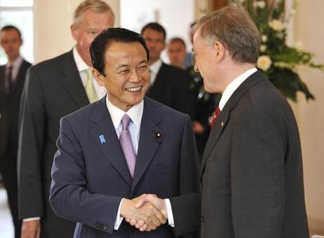 Bundespräsident Horst Köhler (r.) empfängt Taro Aso, Premierminister Japans, zu einem Gespräch im Schloss Bellevue.
