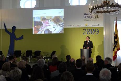 Bundespräsident Horst Köhler bei einem Grußwort zur Verleihung der Bundespreise im Schulwettbewerb \"Starke Schule\" im Schloss Bellevue.