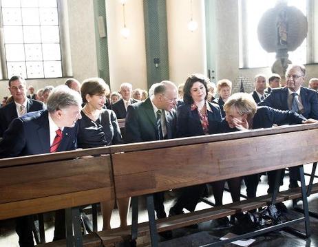 Bundespräsident Horst Köhler (l.) im Gespräch mit Bundeskanzlerin Angela Merkel am Rande des ökumenischen Gottesdienstes in der St. Hedwigskathedrale (2.v.l.: Eva Luise Köhler; Norbert Lammert, Präsident des Deutschen Bundestages; ganz r.: Hans-Jürgen Pap