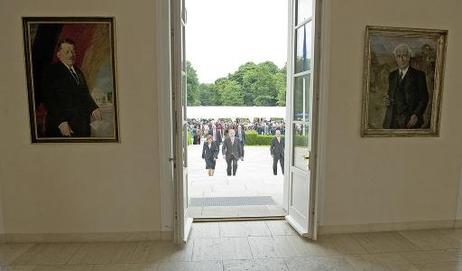 Bundespräsident Horst Köhler und seine Frau Eva Luise auf dem Weg ins Schloss Bellevue nach einem Empfang von Stipendiaten und Forschungspreisträgern der Alexander von Humboldt-Stiftung (Gemälde l.: Emil Orlik "Friedrich Ebert", 1920; r.: Wolf Röhricht "P