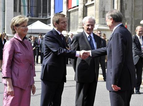 Bundespräsident Horst Köhler (r.) wird von Gordon Bajnai, Ministerpräsident Ungarns, zu den Feierlichkeiten anlässlich des 20. Jahrestages der Öffnung der ungarisch-österreichischen Grenze begrüßt (l.: Katalin Szili, Präsidentin des ungarischen Parlaments