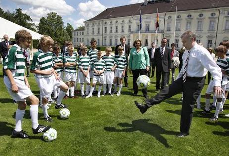 Bundespräsident Horst Köhler spielt mit Mitgliedern des Teams "Europa" im Park von Schloss Bellevue Fußball.