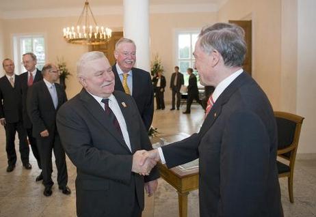 Bundespräsident Horst Köhler (r.) begrüßt Lech Walesa, Präsident Polens a.D., zu einem Gespräch im Schloss Bellevue (M.: Staatssekretär Gert Haller, Chef des Bundespräsidialamtes).