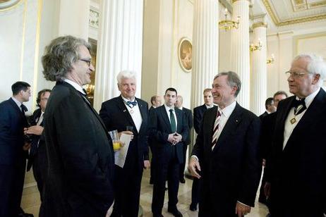 Bundespräsident Horst Köhler (M.) im Gespräch mit dem Regisseur Wim Wenders am Rande einer Festsitzung des Ordens Pour le mérite im Konzerthaus am Gendarmenmarkt (r.: Horst Albach, Kanzler des Ordens Pour le mérite).