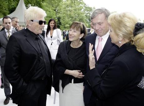 Bundespräsident Horst Köhler und seine Frau Eva Luise (beide M.) im Gespräch mit dem Liedersänger Heino und dessen Frau Hannelore beim Sommerfest des Bundespräsidenten im Park von Schloss Bellevue.