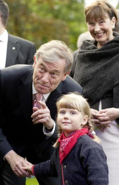 Bundespräsident Horst Köhler und seine Frau Eva Luise mit einem kleinen Mädchen beim Sommerfest des Bundesspräsidenten im Park von Schloss Bellevue.