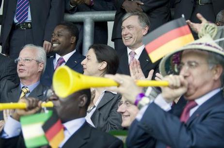 Bundespräsident Horst Köhler (oben r.) und Faure Essozimna Gnassingbé, Präsident von Togo (oben l.), während eines Fußballspiels einer Mannschaft afrikanischer Botschafter gegen eine Mannschaft des Auswärtigen Amtes.