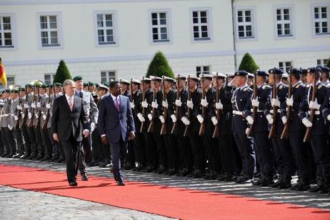 Bundespräsident Horst Köhler empfängt Faure Essozimna Gnassingbé, Präsident von Togo, mit militärischen Ehren im Schloss Bellevue.