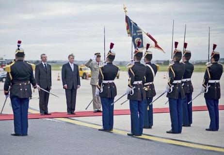 Bundespräsident Horst Köhler (M.) wird von Henri de Raincourt, Minister für die Beziehungen zum Parlament, mit militärischen Ehren empfangen.