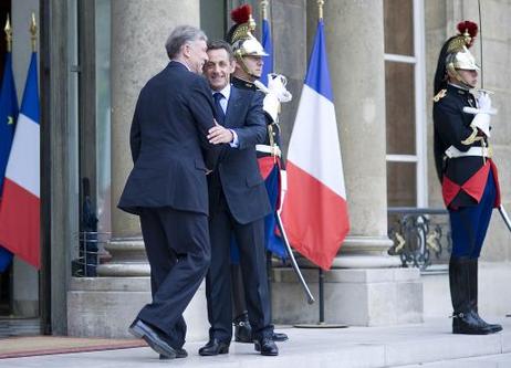 Bundespräsident Horst Köhler (l.) wird von Nicolas Sarkozy, Präsident Frankreichs, bei einem Antrittsbesuch anlässlich der zweiten Amtszeit als Bundespräsident zu einem Gespräch im Elysee-Palast empfangen.