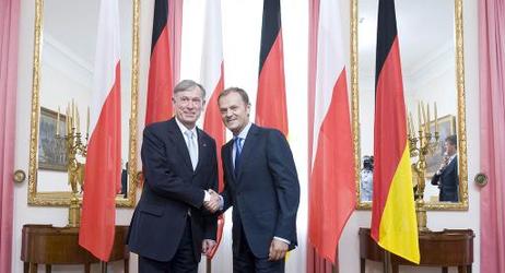 Bundespräsident Horst Köhler (l.) im Gespräch mit Donald Tusk, Ministerpräsident Polens, bei einem Antrittsbesuch zu Beginn der zweiten Amtszeit als Bundespräsident.
