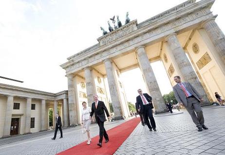 Bundespräsident Horst Köhler und seine Frau Eva Luise (beide auf dem roten Teppich), am Brandenburger Tor anlässlich der "Tafel der Demokratie".