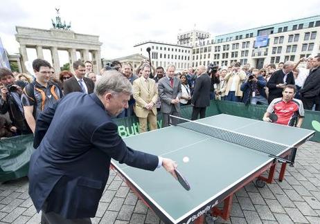 Bundespräsident Horst Köhler beim Tischtennis mit dem Rollstuhl-Tischtennisspieler Holger Nikelis auf dem Pariser Platz.