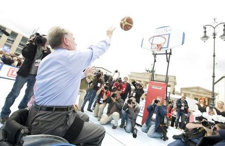 Bundespräsident Horst Köhler (im Rollstuhl) beim Basketball auf dem Pariser Platz (r.: Philip Craven, Präsident des Internationalen Paralympischen Komitees).