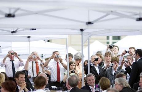 Bundespräsident Horst Köhler und seine Frau Eva Luise (beide M.; von hinten), werden an der "Tafel der Demokratie", die anlässlich der zweiten Amtszeit des Bundespräsidenten stattfindet, fotografiert.
