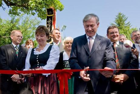 Bundespräsident Horst Köhler und seine Frau Eva Luise durchschneiden ein Band und eröffnen den " Dr. Theo-Waigel-Weg" (r.: Franz Josef Pschierer, Staatssekretär im Bayerischen Staatsministerium der Finanzen).