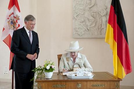 Bundespräsident Horst Köhler empfängt Margarethe II., Königin von Dänemark (trägt sich in das Gästebuch ein), zu einem Gespräch im Schloss Bellevue.