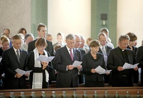 Bundespräsident Horst Köhler und seine Frau Eva Luise bei einem deutsch-polnischer Gottesdienst der polnischen und deutschen Bischofskonferenz in der St. Hedwigs-Kathedrale (r.: Prälat Karl Jüsten, Leiter des Kommissariats der deutschen Bischöfe; v.l.: Ma