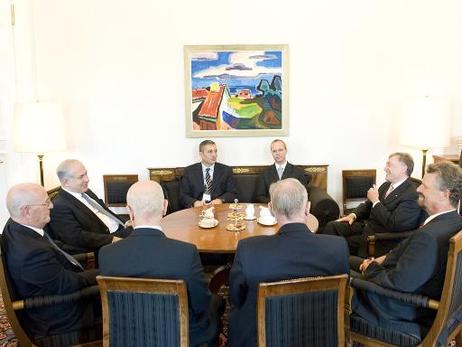 Bundespräsident Horst Köhler (2.v.r.) empfängt Benjamin Netanyahu, Premierminister Israels (2.v.l.), zu einem Gespräch im Schloss Bellevue (r.: Gernot Erler, Staatsminister im Auswärtigen Amt).