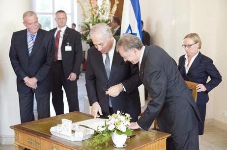 Bundespräsident Horst Köhler (r.) empfängt Benjamin Netanyahu, Premierminister Israels (M.), zu einem Gespräch im Schloss Bellevue (l.: Staatssekretär Gert Haller, Chef des Bundespräsidialamtes).